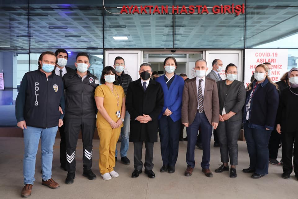 Valimiz Sayın Cevdet ATAY Düzce Atatürk Devlet Hastanesini Ziyaret Ederek Sağlık Çalışanlarımızın Yeni Yılını Tebrik Etti. 