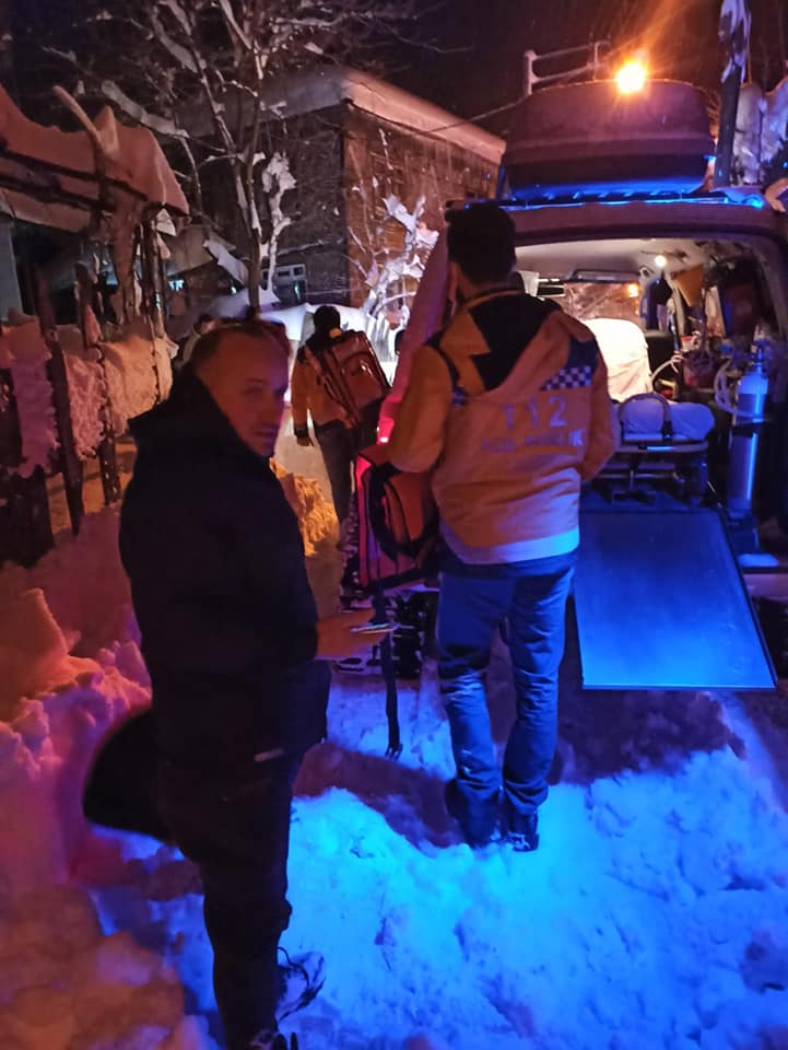 112 ekiplerimiz yoğun kar yağışı yaşanan ilimizde zorlu hava koşullarına rağmen, Yığılca ilçemizdeki hasta için seferber oldu.  ​